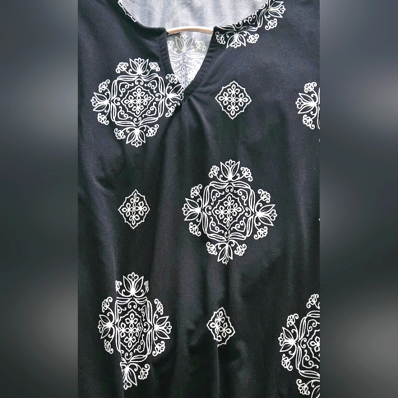 πWomens Black Sleeveless Top With White Ornate Design Pattern π - Picture 3 of 3
